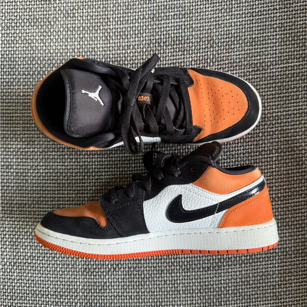 Jordan 1 Low Shattered Backboard GS – Size 7Y (Men’s 7 / Women’s 8.5, EU 40)